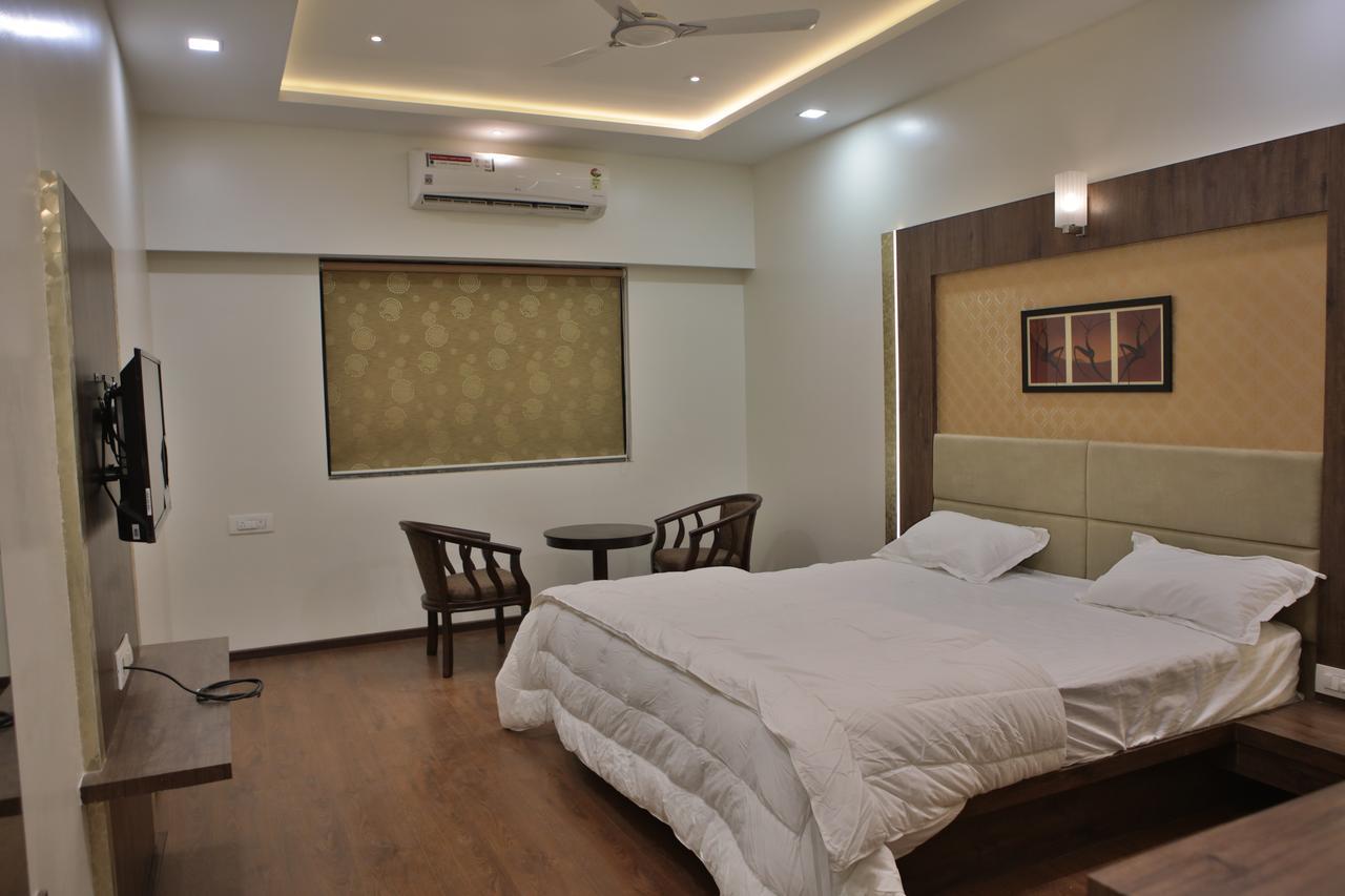 Hotel K P Pride Jalgaon Экстерьер фото